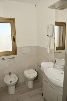 Bagno di Villa con piscina in Santa Maria del Focallo