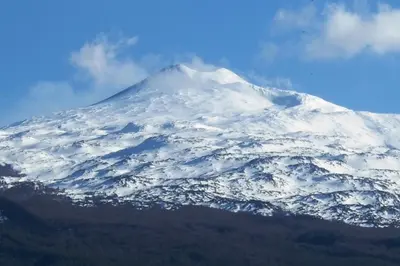 Vista generica sulle montagne o vista sulle montagne dall'interno dell'appartamento