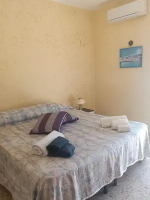 Letto o letti in una camera di casa vacanza luminosa fava