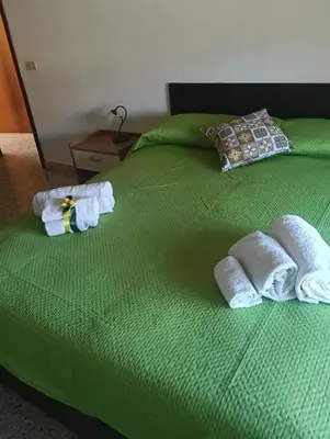 Letto o letti in una camera di casa vacanza luminosa fava