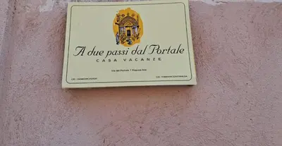 Certificato, attestato, insegna o altro documento esposto da A due passi dal portale