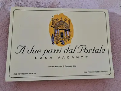 Certificato, attestato, insegna o altro documento esposto da A due passi dal portale