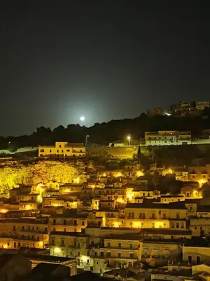 Vista generica su Modica o vista sulla città dall'interno del bed & breakfast