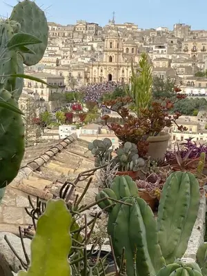 Vista generica su Modica o vista sulla città dall'interno del bed & breakfast