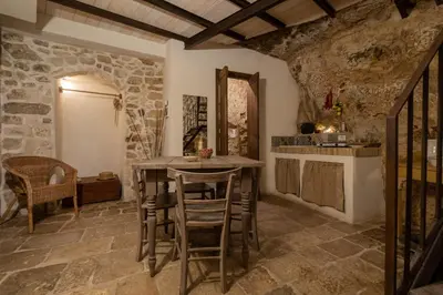 Planimetria di Case-grotte degli Avi, esperienza abitativa in grotta