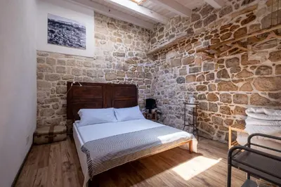 Letto o letti in una camera di Case-grotte degli Avi, esperienza abitativa in grotta