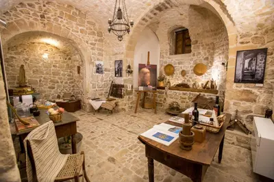 Area soggiorno di Case-grotte degli Avi, esperienza abitativa in grotta