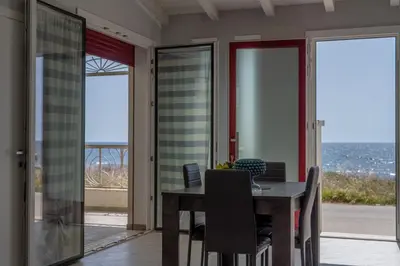 Vista generica sul mare o vista sul mare dall'interno della villa