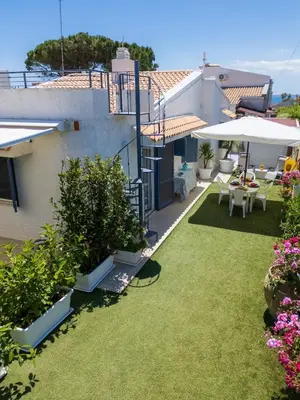 Giardino di Villetta Fronte Mare con Giardino Privato