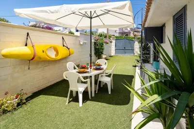Patio o area all'aperto di Villetta Fronte Mare con Giardino Privato