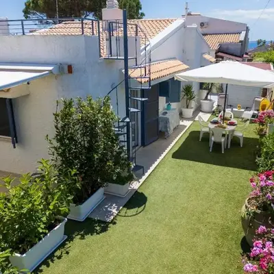 Villetta Fronte Mare con Giardino Privato