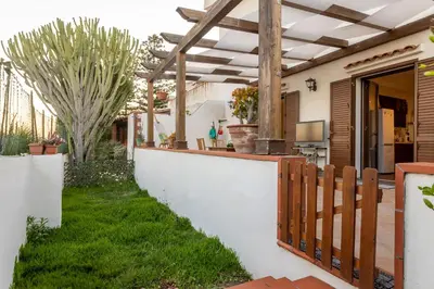 Giardino di Villa Izabela con vista sul mare