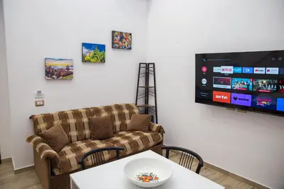 TV o dispositivi per l'intrattenimento presso 3 Rooms Catania - Madeira bright loft cozy quiet independent