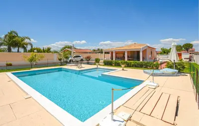 Piscina di Beautiful Home In Brucoli o nelle vicinanze