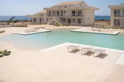 Piscina di GuestHost - Borgo 84 Marzamemi - Hermes Apartment o nelle vicinanze