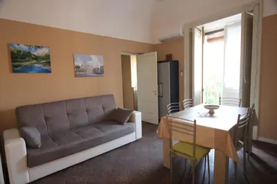 Area soggiorno di Casa Sveva, una finestra sulla storia