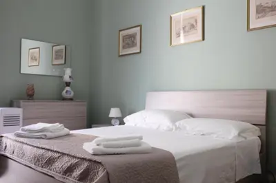 Letto o letti in una camera di Casa Sveva, una finestra sulla storia