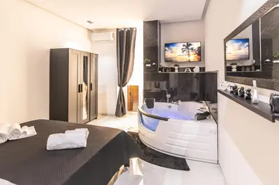 TV o dispositivi per l'intrattenimento presso Amour - House with Private Jacuzzi