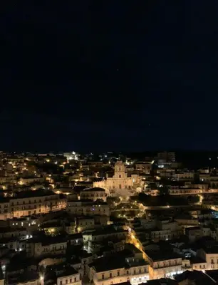 Vista generica su Modica o vista sulla città dall'interno della casa vacanze
