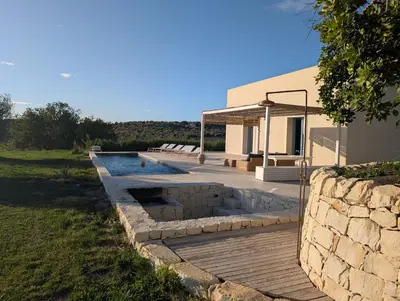 Piscina di Villa S Rosalia in val di Noto o nelle vicinanze