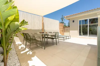Balcone o terrazza di Villa Aman piscina e jacuzzi riscaldata