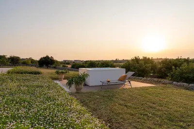 Alba o tramonto visti dall'interno della villa o dai dintorni