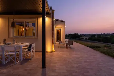 Balcone o terrazza di Villa Calicanto con jacuzzi riscaldata