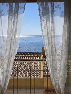 Vista generica sul mare o vista sul mare dall'interno dell'appartamento