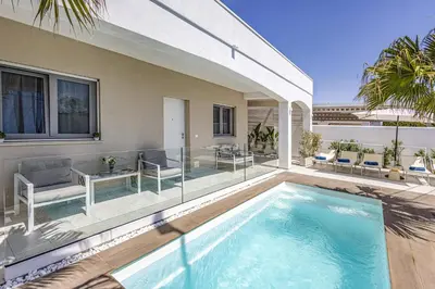 Piscina di Villa Kennedy by Villa Plus o nelle vicinanze