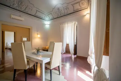 Area soggiorno di Historic Apartment Piazza Teatro