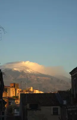 Vista generica sulle montagne o vista sulle montagne dall'interno della casa vacanze