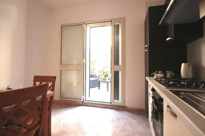Cucina o angolo cottura di Dimora sicula a due passi dal mare con patio verde