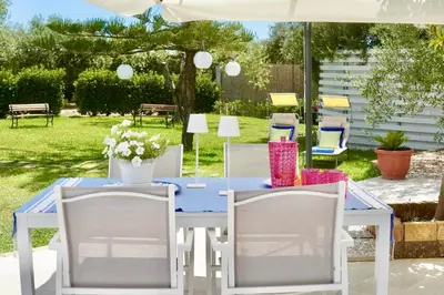 Giardino di Incantevole villa con piscina e giardino a poca distanza dalle spiagge piu belle