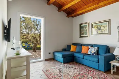 Area soggiorno di Incantevole villa con piscina e giardino a poca distanza dalle spiagge piu belle