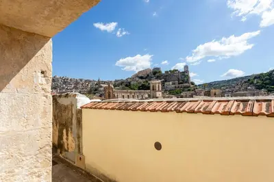 Vista generica sulle montagne o vista sulle montagne dall'interno della casa vacanze
