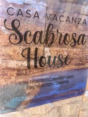 Certificato, attestato, insegna o altro documento esposto da Scabrosa House