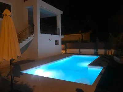 Piscina di Villa Henry 2 - Relaxing Retreat o nelle vicinanze