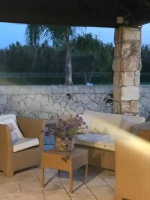 Area soggiorno di Mythos Holidays & Events