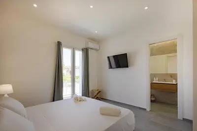 TV o dispositivi per l'intrattenimento presso Villa Almarè Private Pool 4 En Suite Rooms 250m Beach
