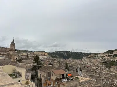 Vista generica sulle montagne o vista sulle montagne dall'interno dell'appartamento