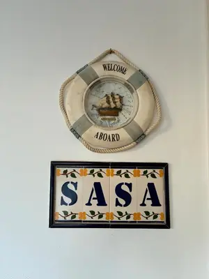 Certificato, attestato, insegna o altro documento esposto da Villa Sasa