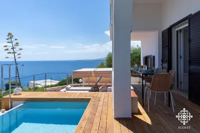 Paesaggio naturale nelle vicinanze della villa