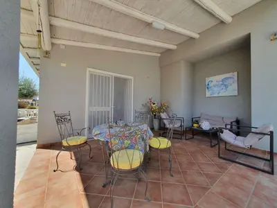 Area soggiorno di Villa The Sunshine House by Interhome