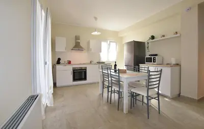 Cucina o angolo cottura di 2 Bedroom Gorgeous Apartment In Ognina