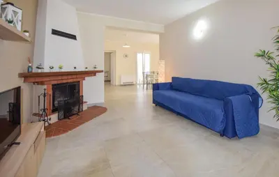 Area soggiorno di 2 Bedroom Gorgeous Apartment In Ognina