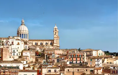 Vista generica su Ragusa o vista sulla città dall'interno della casa vacanze