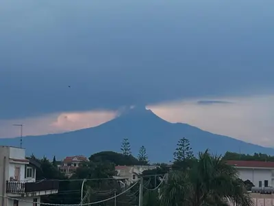 Vista generica sulle montagne o vista sulle montagne dall'interno dell'appartamento