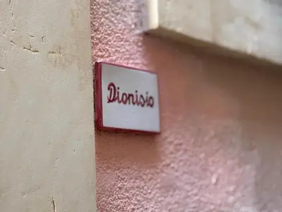 Certificato, attestato, insegna o altro documento esposto da Damarete
