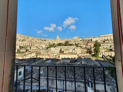 Vista generica sulle montagne o vista sulle montagne dall'interno della casa vacanze