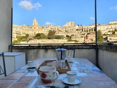 Vista generica su Modica o vista sulla città dall'interno della casa vacanze